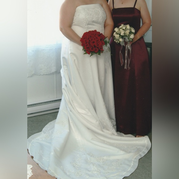 Plus Size Wedding Dress - size 22W White with beading and beautiful train - Picture 4 of 16